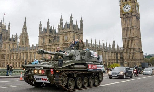 Khám phá xe tăng chở khách du lịch dạo London