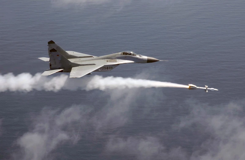 Ba Lan mua tên lửa R-27 Ukraine: Coi chừng “tiền mất, tật mang“