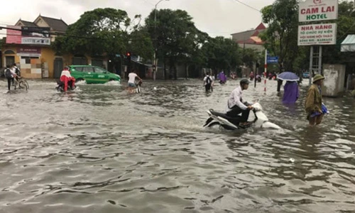 Áp thấp nhiệt đới càn quét, miền Trung chìm trong biển nước