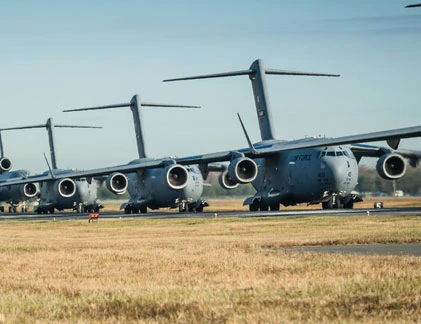 Ảnh QS ấn tượng tuần: C-17 diễn bài “voi đi bộ” hoành tráng