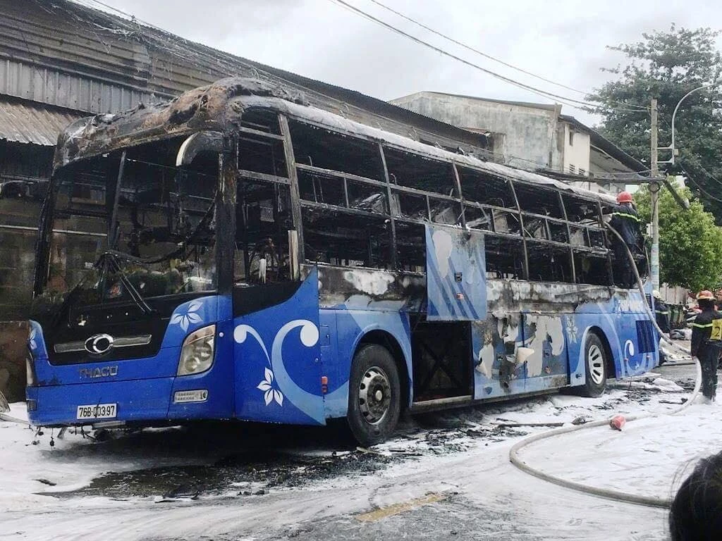 Hiện trường cháy xe khách trơ khung, nhiều người “đứng tim”