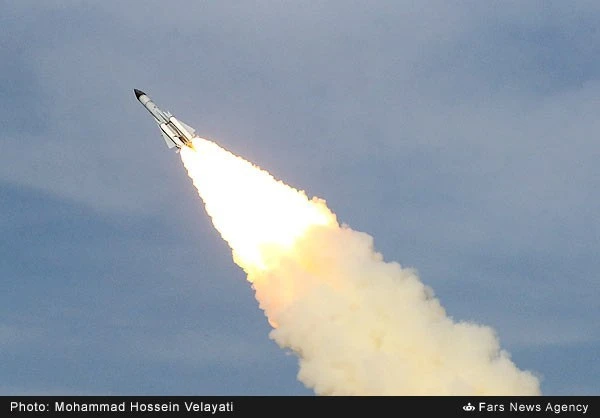 Mục kích Iran tập trân bắn tên lửa phòng không ồ ạt