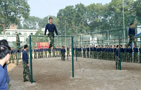 Tận mắt lính quân y luyện rèn thể lực