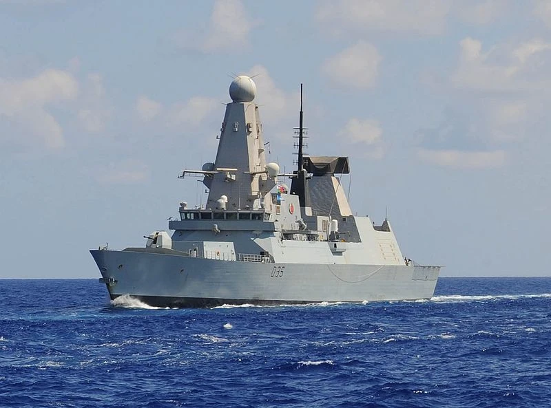 Tường tận siêu hạm Anh bám riết tàu sân bay Nga