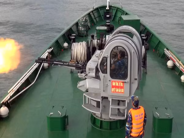 Mục kích tàu Cảnh sát biển Việt Nam bắn súng, pháo