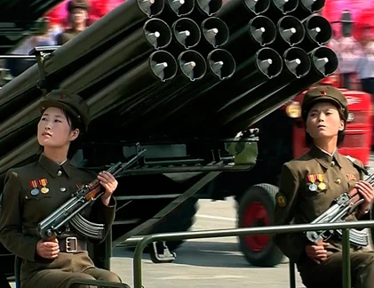 Quân đội Triều Tiên duyệt binh quy mô lớn