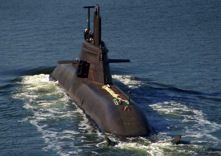 Nhìn từ trên xuống tàu ngầm điện-diesel “khủng” nhất châu Âu