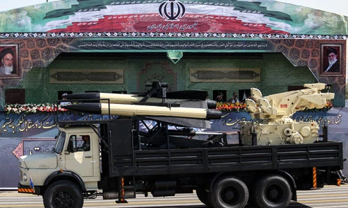 “Sái quai hàm” đọc tên vũ khí duyệt binh ở Iran (1)