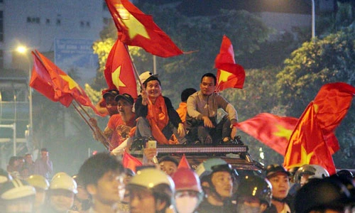 Ngán ngẩm cảnh người hâm mộ U23 Việt Nam bất chấp tính mạng để ăn mừng