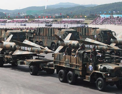 Hàn Quốc duyệt binh khoe vũ khí “khủng”