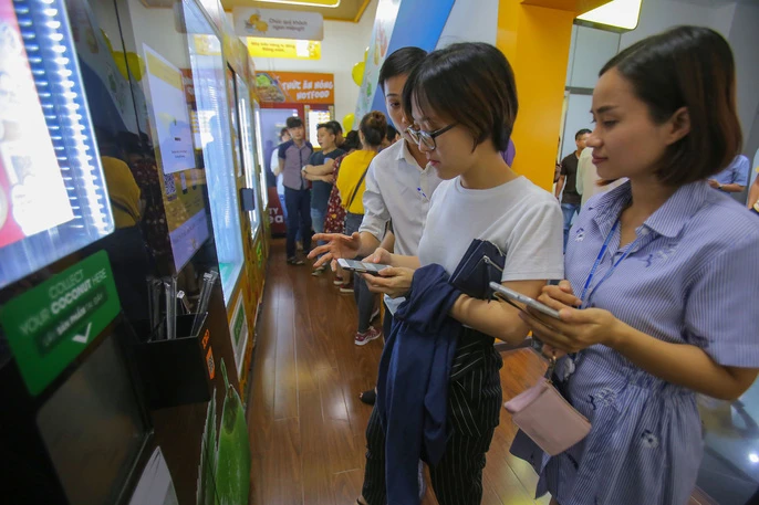 Người Sài Gòn thích thú với máy bán dừa tự động độc đáo