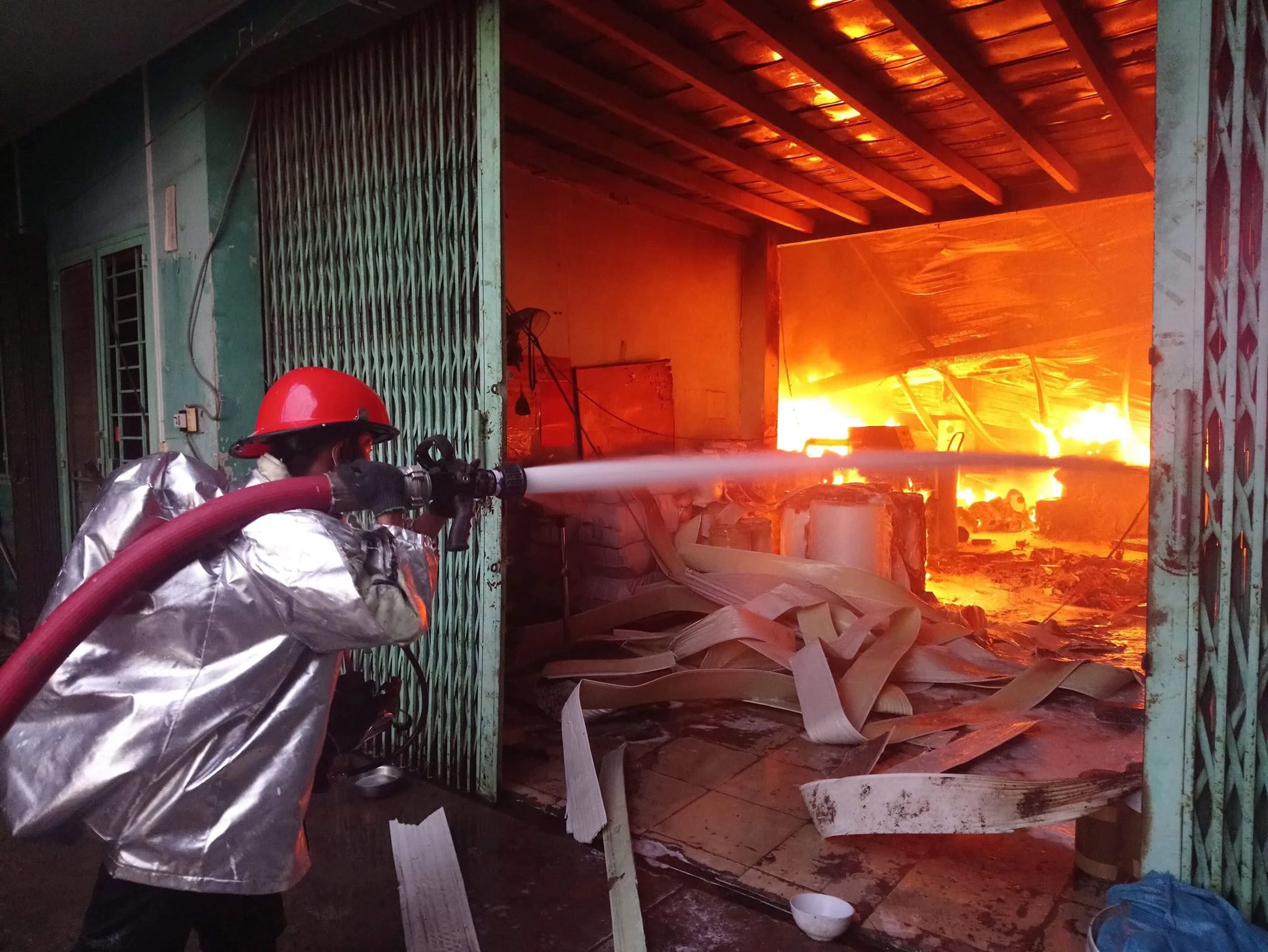 Mục kích 130 Cảnh sát “đánh giặc lửa” bảo vệ kho xăng, hoá chất