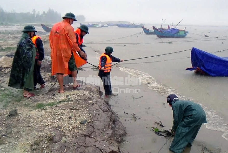 Theo chân bộ đội Việt Nam cứu dân vùng lũ lụt