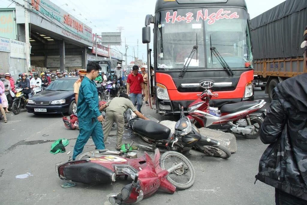 Hiện trường hãi hùng xe điên tông hàng loạt xe máy ở TPHCM