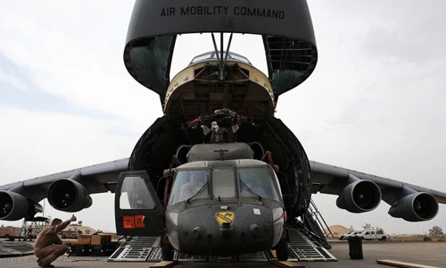 Tận mắt siêu máy bay C-5 Mỹ “há mồm, nuốt xe tăng”