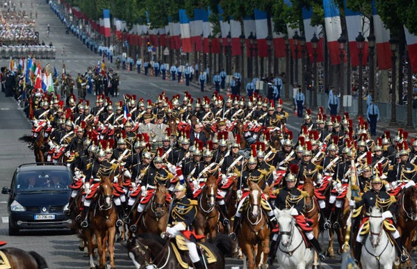 Quân đội Pháp duyệt binh mừng Quốc khánh hoành tráng