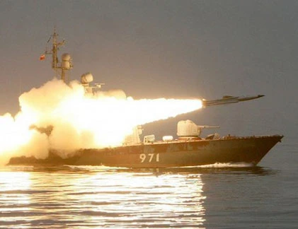 Xem tàu tên lửa Tarantul Nga phô diễn sức mạnh