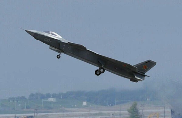 Xem mẫu J-20 mới nhất Trung Quốc rời mặt đất