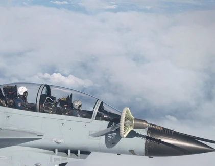 Xem tiêm kích J-10 Trung Quốc “bú sữa” trên không