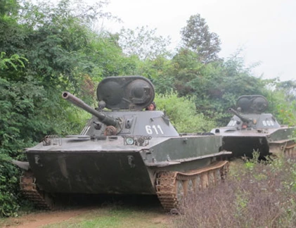 Khám kho vũ khí của Quân đội Nhân dân Lào 