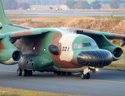 Ngắm máy bay tác chiến điện tử kỳ dị của Nhật Bản