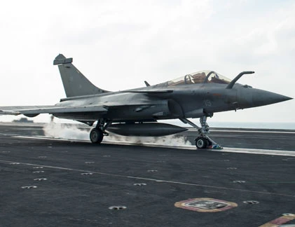 Ngoạn mục tiêm kích Pháp cất hạ cánh trên TSB Mỹ