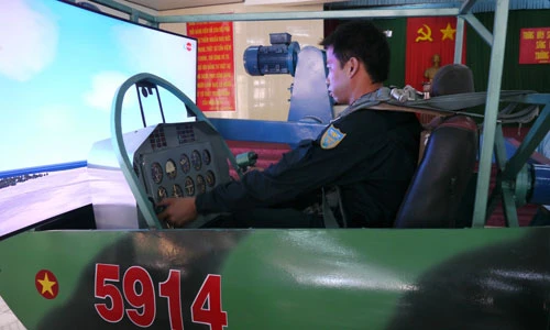 Thăm lò đào tạo phi công Không quân Việt Nam