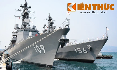 Lên thăm tàu chiến Nhật Bản vừa tới Cam Ranh