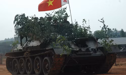 Ảnh QS ấn tượng tuần: xe thiết giáp lạ của Việt Nam