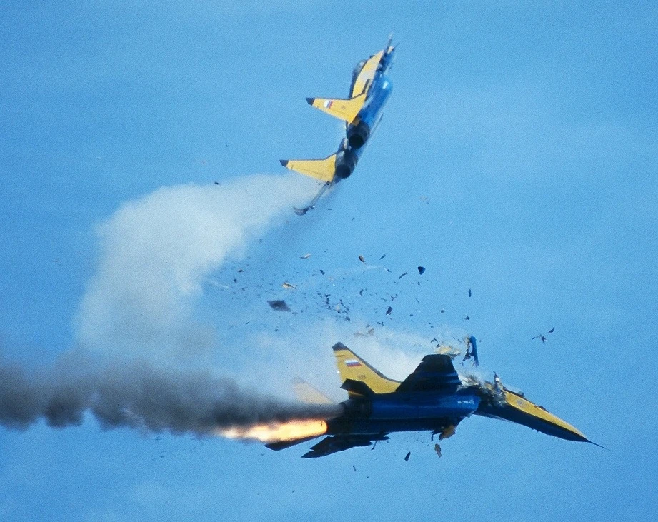 Khoảnh khắc kinh hoàng máy bay quân sự gặp nạn