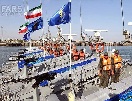 Mục kích dàn tàu chiến “đông như kiến” của Iran