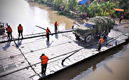 Mục kích Công binh Việt Nam triển khai cầu phao PMP