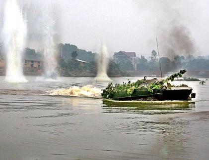 Ảnh sĩ quan tương lai Quân đội Việt Nam huấn luyện