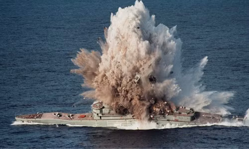 Ám ảnh cảnh ngư lôi 533mm bẻ đôi tàu chiến khổng lồ