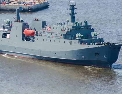 Tàu đổ bộ “lạ” Trung Quốc ra biển làm gì?