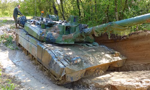 Quân đội Pháp vất vả cứu xe tăng AMX-56 Leclerc