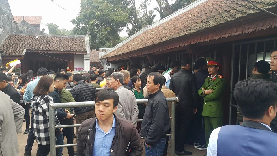 Ngỡ ngàng hình ảnh vắng lặng người xin ấn đền Trần năm nay