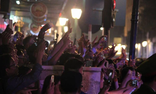 Người Hà Nội hô to "Welcome to Việt Nam" chào đón Tổng thống Donald Trump