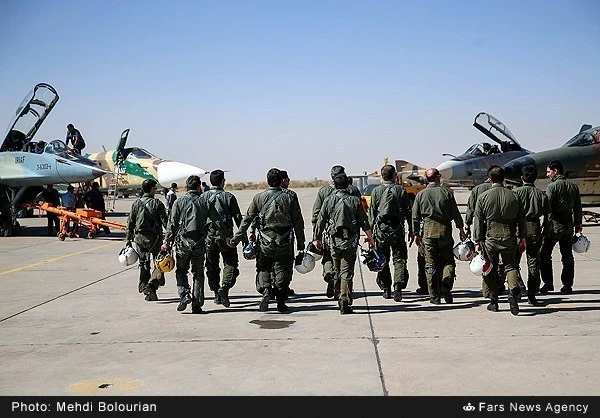 Kinh ngạc cảnh Không quân Iran triển khai tập trận lớn