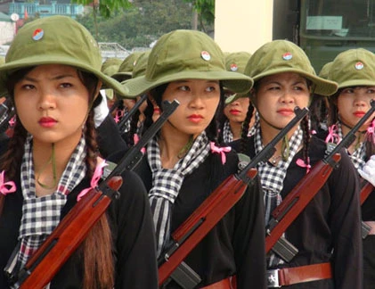 “Bóng hồng” dân quân tự vệ TP HCM luyện tập diễu binh