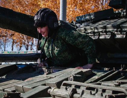 Ngắm “bóng hồng” nước Nga lái xe tăng T-72