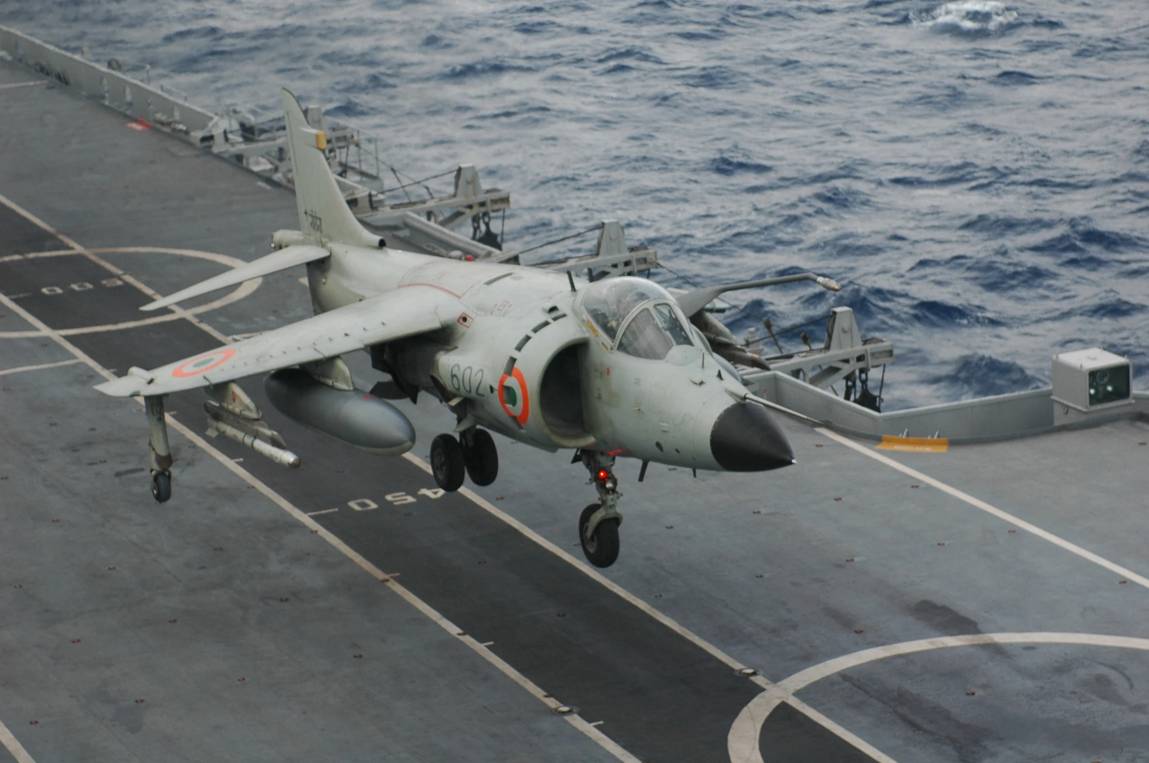 Việt Nam có nên mua tiêm kích hạm Sea Harrier?
