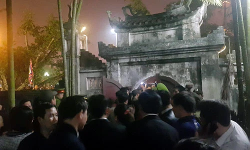 Ảnh: Đông nghịt người chờ chực trước giờ phát ấn đền Trần