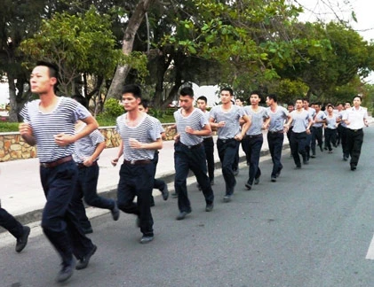  Lính thủy VN thi chạy hưởng ứng ngày quân sự thế giới