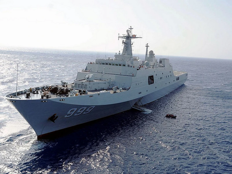 Vạch mặt tàu chiến TQ đậu trái phép tại Đá Vành Khăn