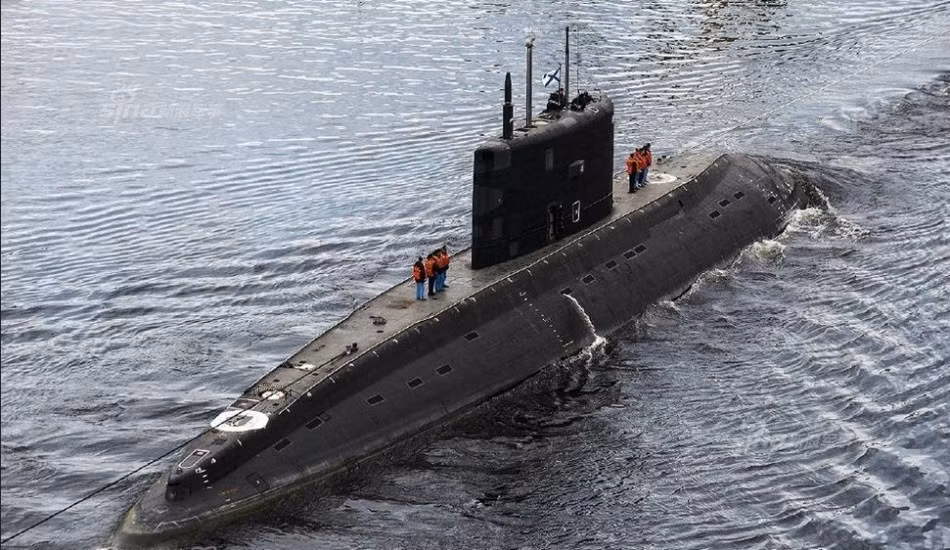 Ảnh nóng: Tàu ngầm Kilo Bà Rịa-Vũng Tàu ra biển thử nghiệm