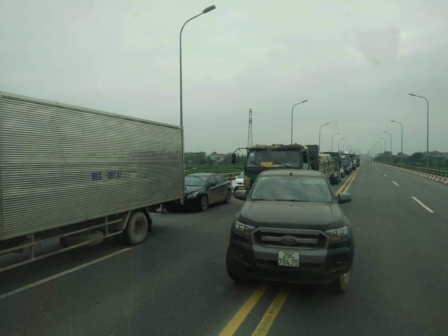 Ảnh: Ô tô nối đuôi nhau hàng dài trên QL32 vì kích cầu Vĩnh Thịnh