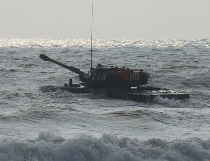 Xem xe tăng Trung Quốc tự bơi trên biển