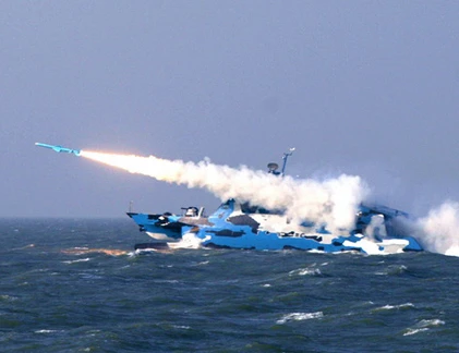 Xem tàu tàng hình 2 thân Trung Quốc bắn pháo, tên lửa