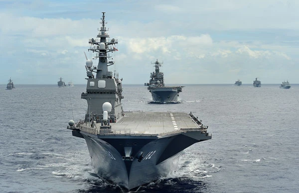 Hùng vĩ 42 tàu chiến duyệt binh trên Thái Bình Dương